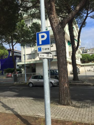 В этом месте бесплатная парковка разрешена на 1 час
