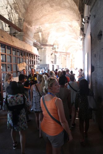 Поток людей внутри Колизея