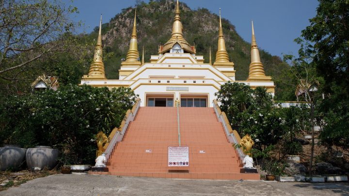 Экскурсия «Над облаками». День 1. Храм Wat Tham Khao Prang