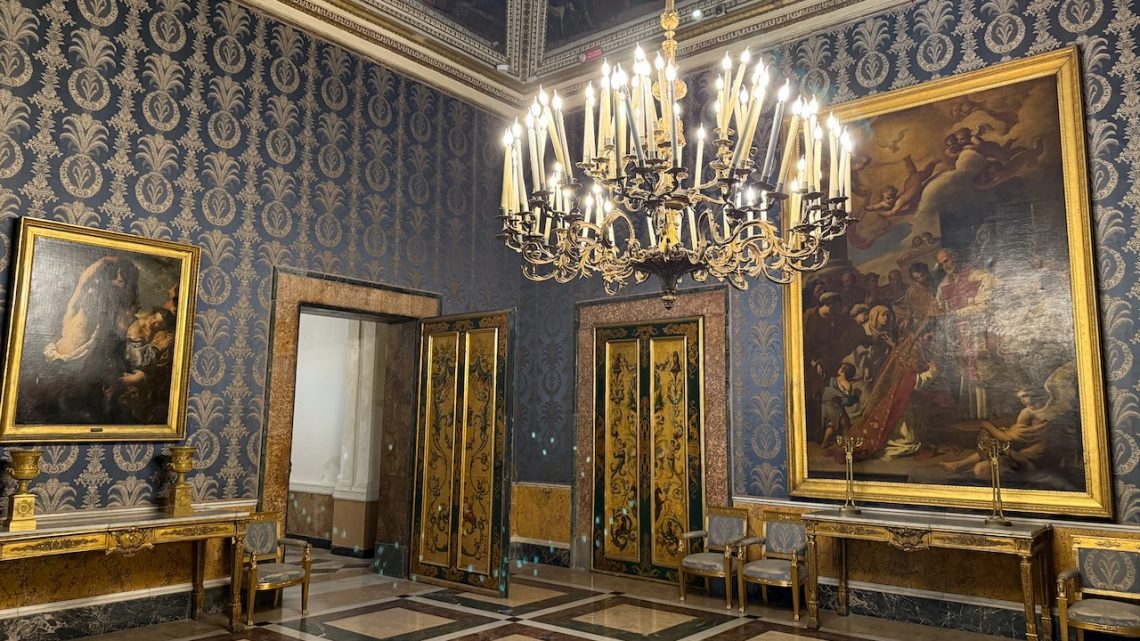 Королевский дворец в Неаполе